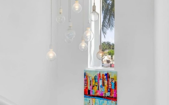 Luxe Lakefront Mansion Waterfront, Pompano Beach