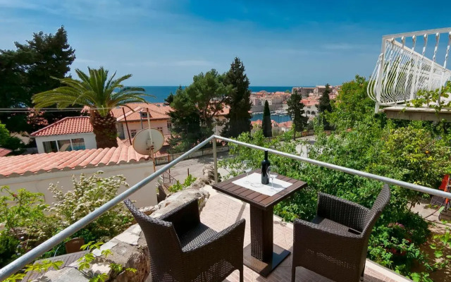 Lora studio sea & OldTown view with parking