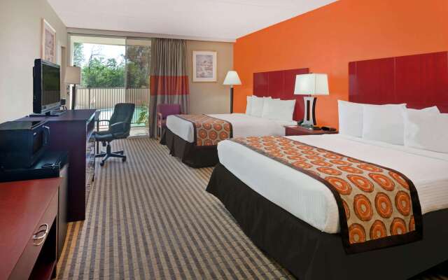 Howard Johnson by Wyndham Arlington Ballpark / Six Flags
