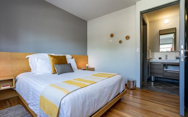 Casai Hip Tech Top Floor apt w Private Terrace