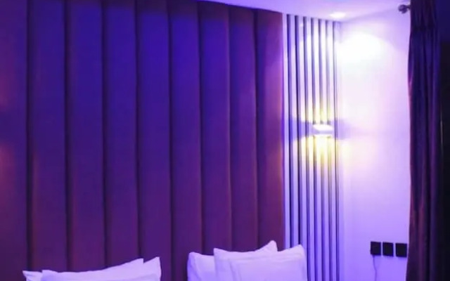 De-Lexis Hotel & Suites