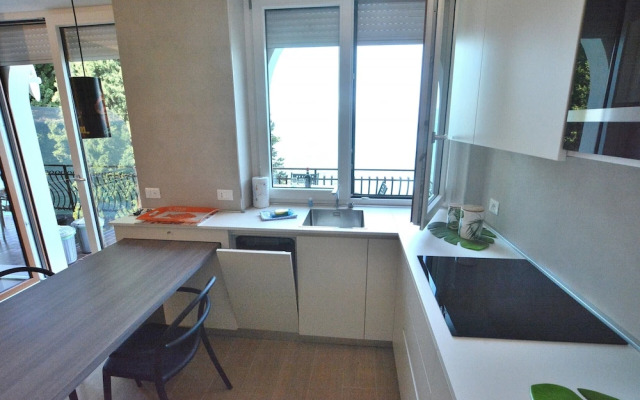 Leonardo Walsh Apartment With Lake View