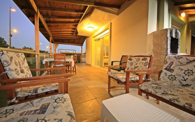 Family Friend Villa Pool BBQ 3b 1 Alacati Cesme