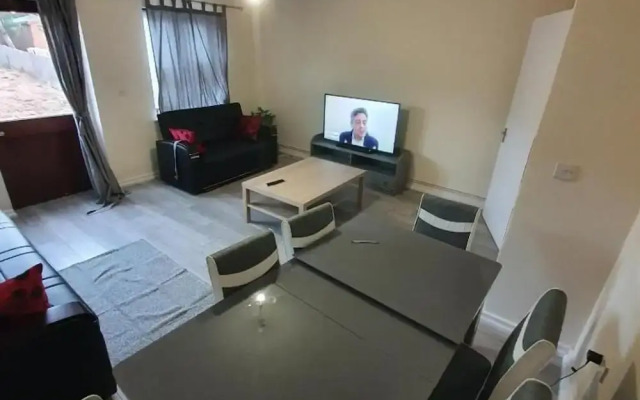 Lovely, Cosy House Easy Reach to Central London