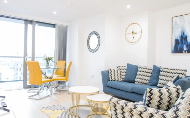 Canary Views One Bed and Bath Apartment