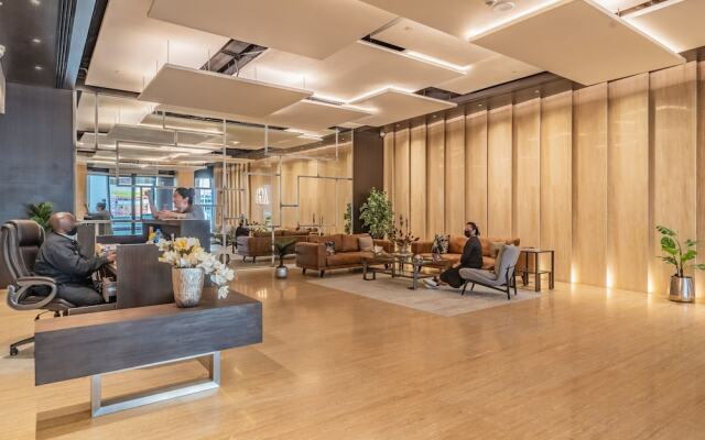 Stylish Waterfront Apartment With Views on Canal