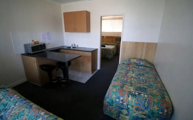 Bamboo Motor Inn