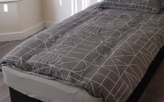 Immaculate 6-bed House in Luton Near Town Center