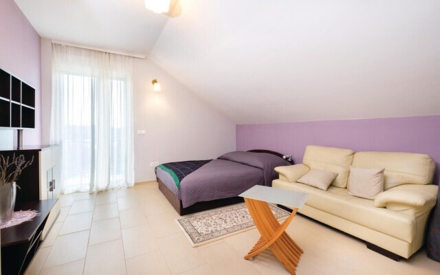 Amazing Home in Zagreb With 4 Bedrooms, Wifi and Jacuzzi
