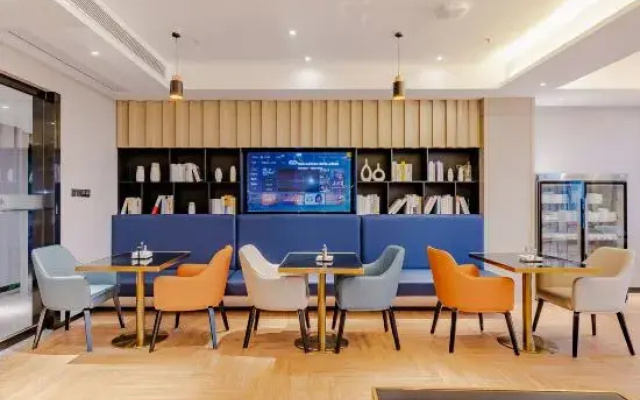 Lavande Holiday Hotel (Chongzhou Wanda High-speed Railway Station)
