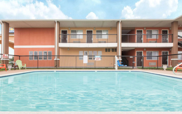 Days Inn by Wyndham Ennis