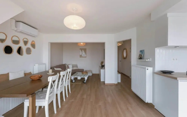 Modern Apartment With Balcony Near City Center