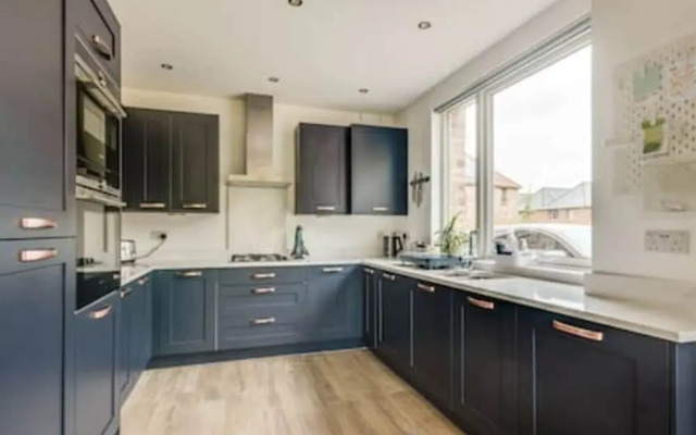 Family-friendly Getaway - Garden Parking Sleeps 7