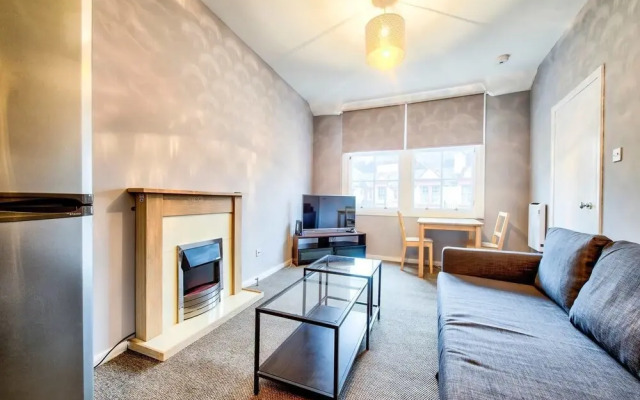 Old Town Edinburgh Apartment: Heart of the Action