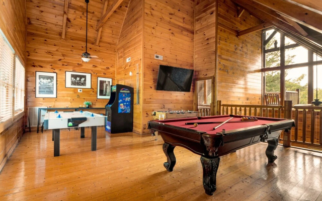 Cades Cove by Avantstay Treetop Haven in Smokey Mountains w/ Hot Tub, Game Room & Home Theatre