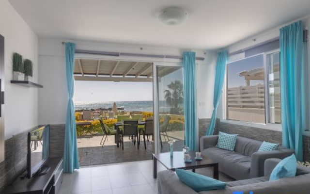 Villa Suri, Luxury Seafront Villa