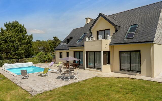 Spacious Villa in Concarneau with Swimming Pool
