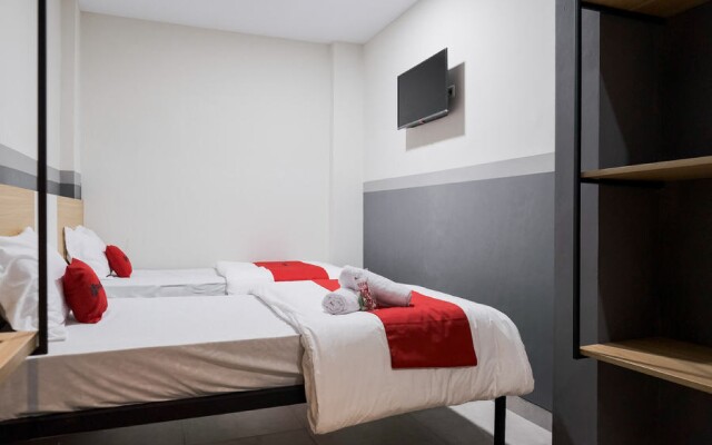 RedDoorz Plus near Taman Anggrek Mall