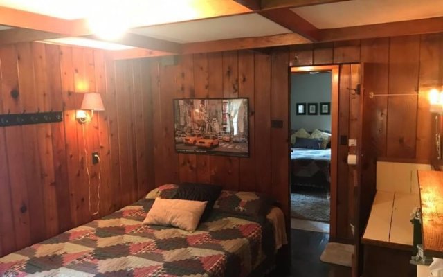 #5 - Times Square 2 Bedroom Cabin by RedAwning