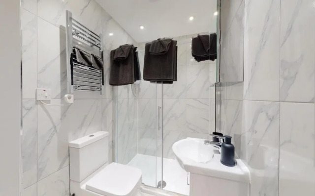 Chic Apartment by Hyde Park