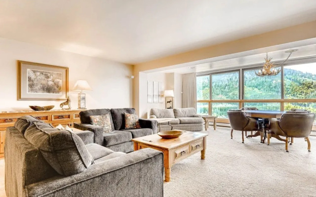 Spacious Penthouse 3br ~no Cleaning Fee~kids Ski Free! 3 Bedroom Condo by RedAwning