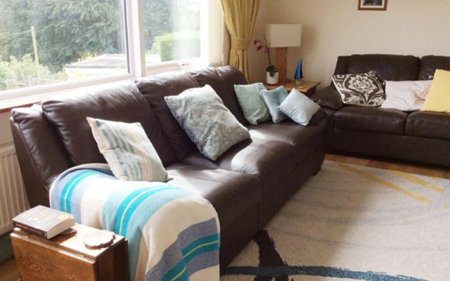 Spacious Detached House With Parking & Views