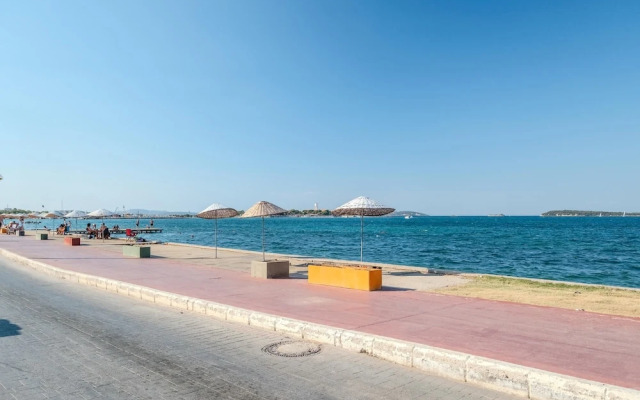 Villa With Terrace Right by the Sea in Urla