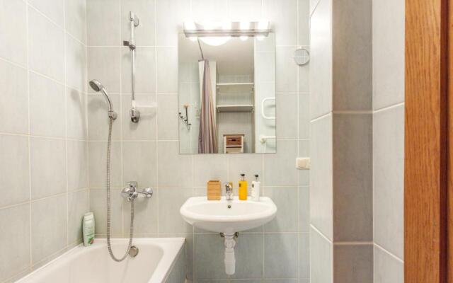 #stayhere - Spacious & Bright 1BDR Apartment Shopping District