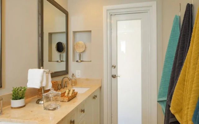 Golfview - Short Term Rental Certified by Weston. Private & Sanitized, Perfect for Social Distancing & Working From Home. Self Check-in. Private Pool, Pet Friendly. Super-host Support