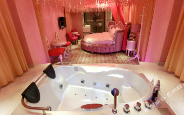 Hand In Hand Lovers Theme Hotel