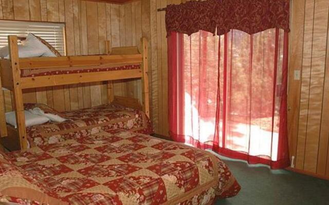 RedAwning A Beary Nice Lakefront