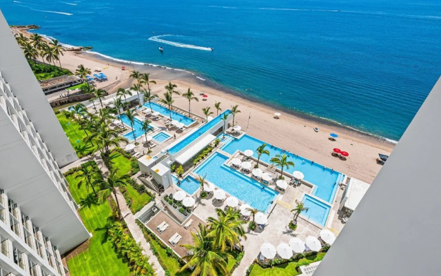 Stylish Beachfront 2BR - Balcony & Pools