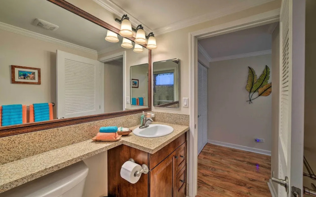 Downtown Air Conditioned Condo: Walk to Beaches