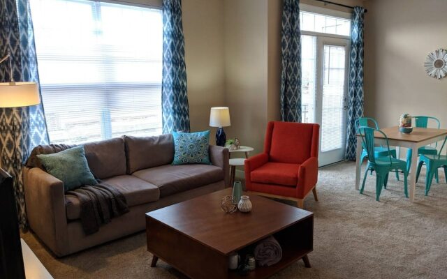 Mid-Century Modern 2BR Apt with VIews