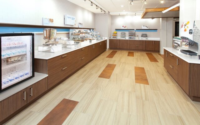 Holiday Inn Express & Suites Detroit - Farmington Hills by IHG