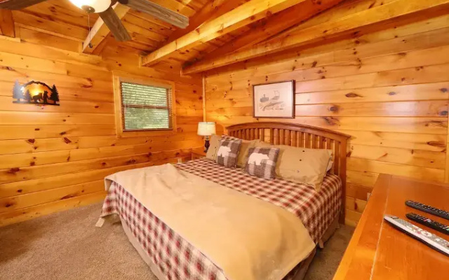 Black Bear Hideaway 5 Br cabin by RedAwning