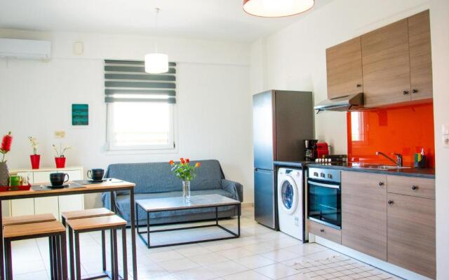 Beautiful, Brand New Apartment with Courtyard.