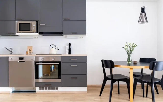 1br apartment with balcony by university