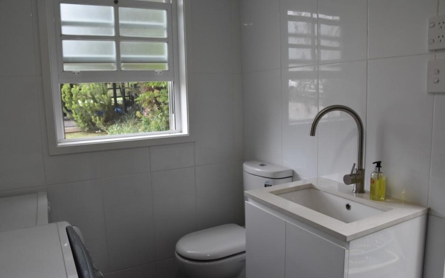 Paradise Bungalow Waterfront – Bathroom – Sanctuary Point