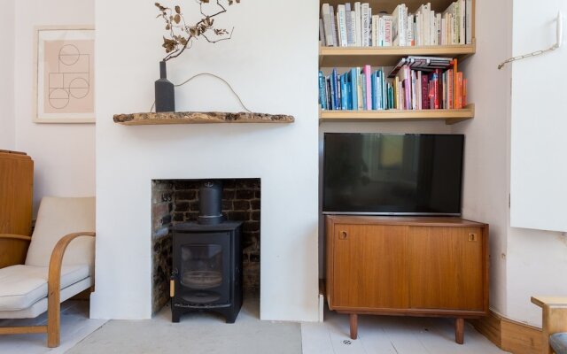 3 Bedroom Home in East London Accommodates 7