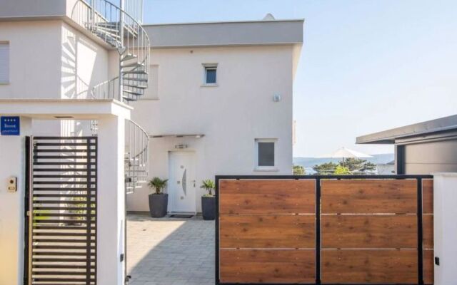 House KARLITA