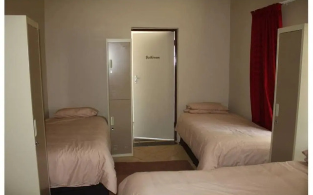 Room in Guest Room - Homely Room in Peaceful and Comfortable old Farmhouse