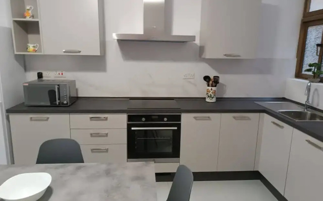 Seaside Stylish and Spacious 2-bedroom Apartment