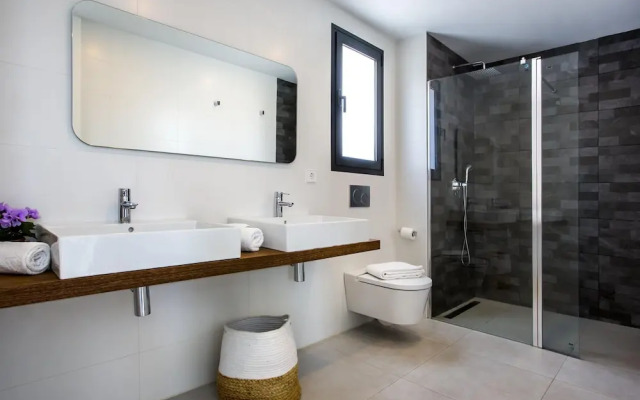 Villa Clem in Calp With 4 Bedrooms and 3 Bathrooms