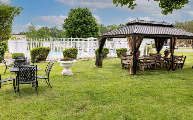 Howard Johnson by Wyndham Lenox