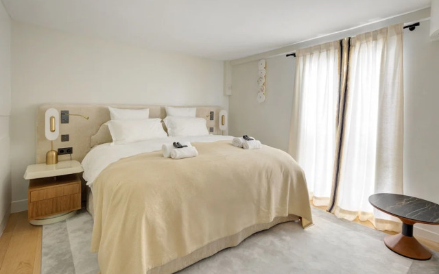 Champs Elysees AC Luxe with Terrace