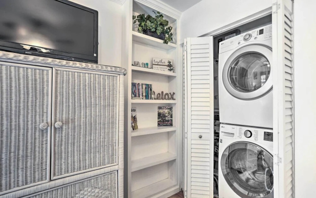 Vibrant Stuart Getaway w/ Private Hot Tub!