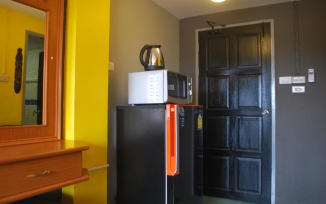 Let It Bee Econo Hostel