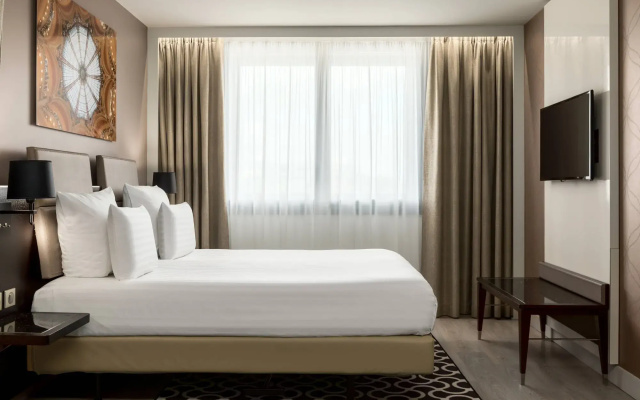 AC Porte Maillot Hotel