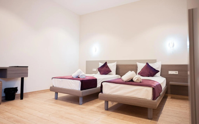 5 Wood Hotel (5 Вуд)